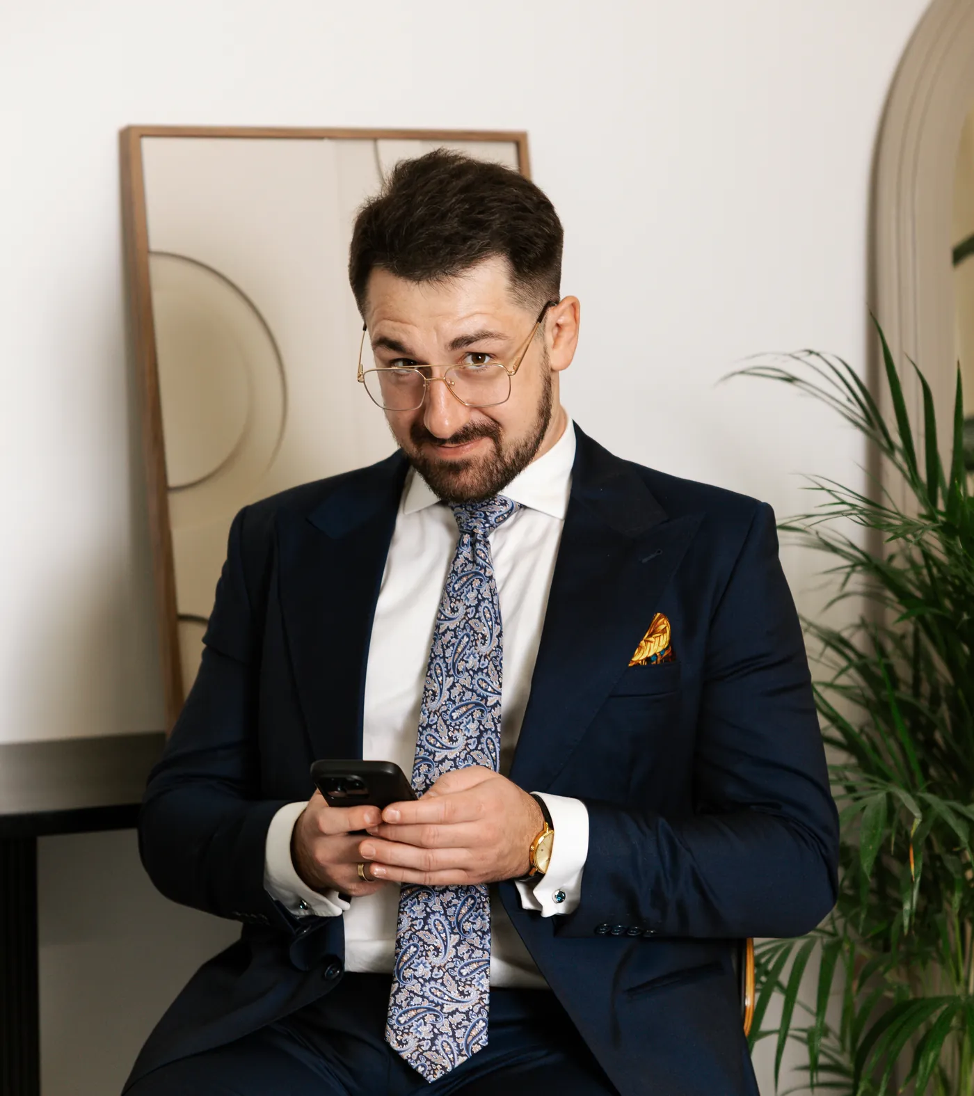 adw. dr Maciej Muzyka ze smartfonem